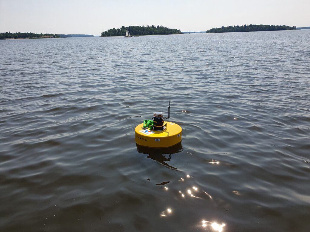 gul sensorboj på vattenytan